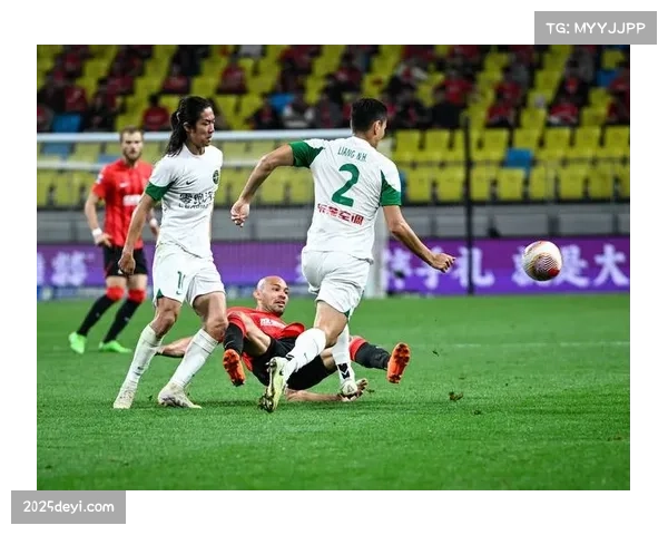 【2026年4月中超联赛·赛中·特写特写镜头：成都蓉城外援在无人逼抢情况下送出离谱传中，直接飞出底线